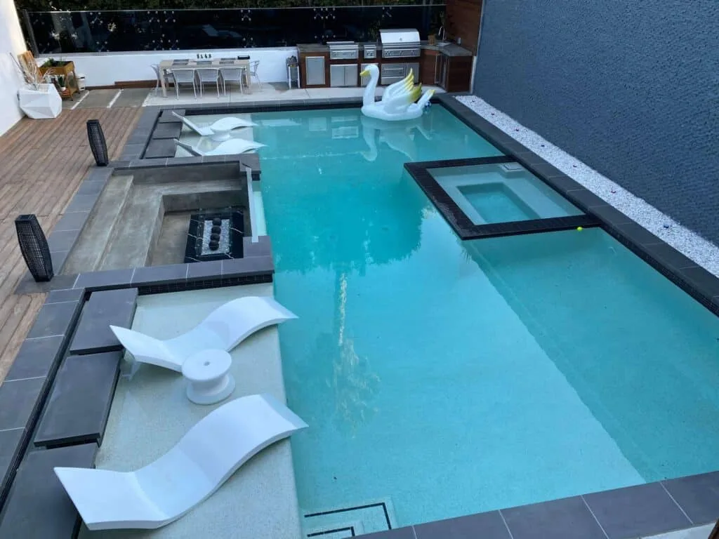 Pool f