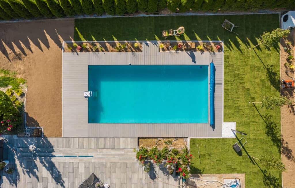 how do you choose the best pool builder